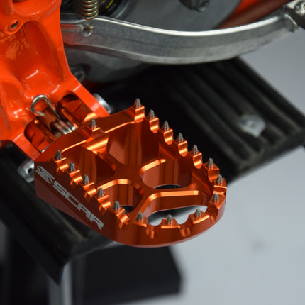 Evo Footpegs Orange 16-24 KTM Husqvarna Gas-gas Sx Xc Exc Tc Tx Te Fc Fe Fs Mc Ec 57mm Scar S5511OR