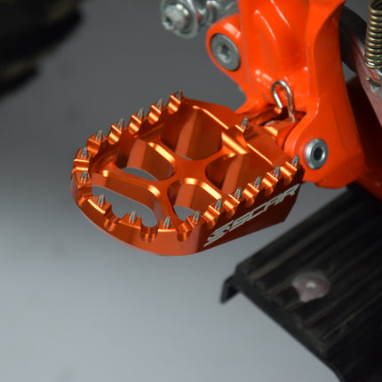 Evo Footpegs Orange 16-24 KTM Husqvarna Gas-gas Sx Xc Exc Tc Tx Te Fc Fe Fs Mc Ec 57mm Scar S5511OR